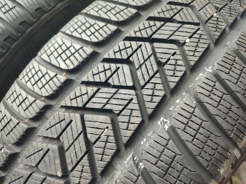 235/55/19" 4бр Pirelli scorpion winter,dot20г,7мм