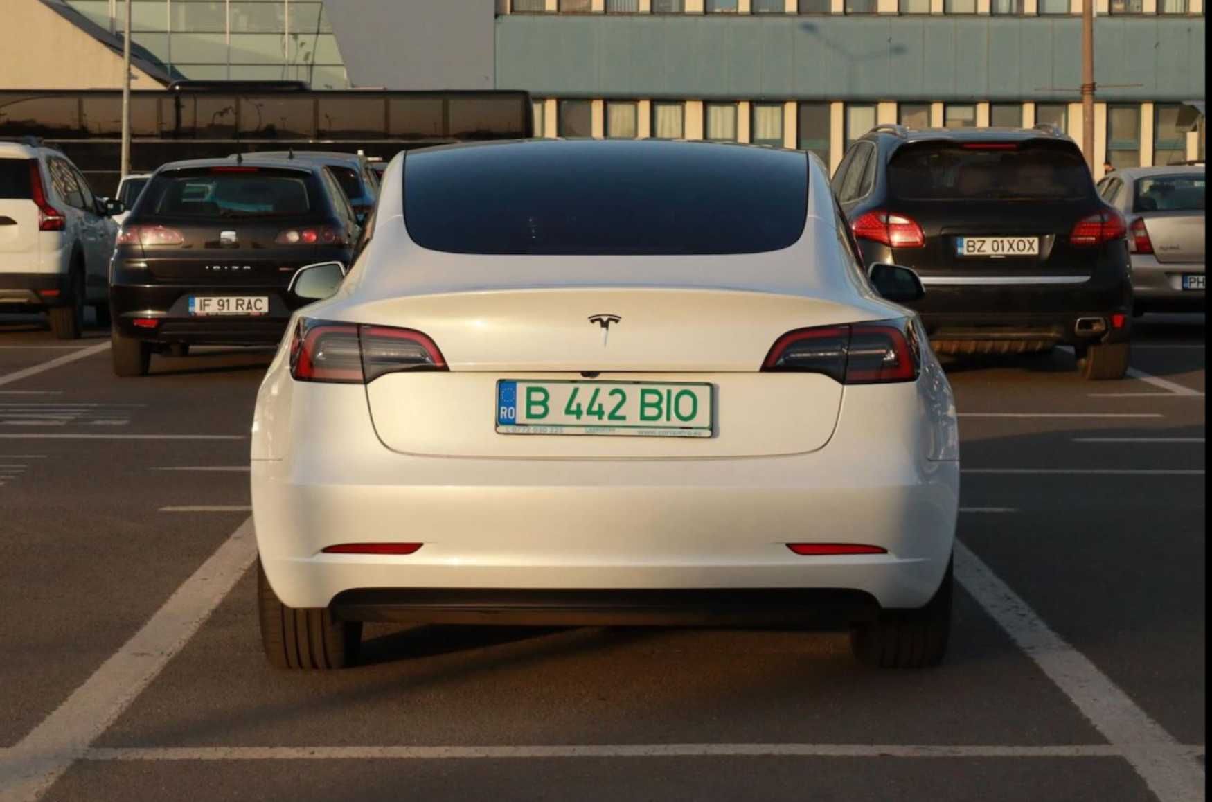 Inchirieri auto Tesla