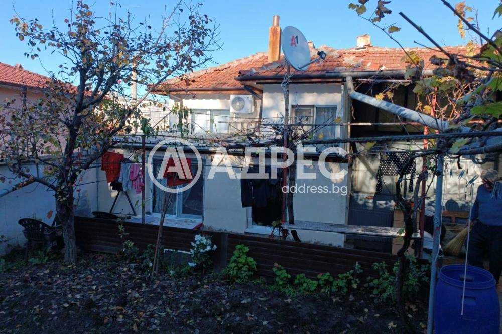 Къща в кв. "Бели Лом", в района на малката джамия.