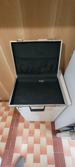 Малко кожено куфарче