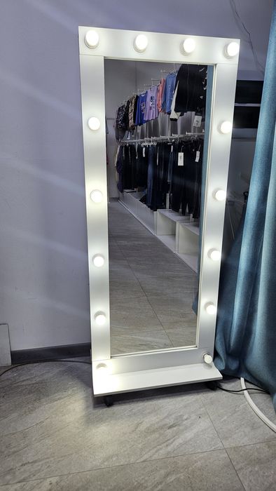 Продам зеркало с лампочками