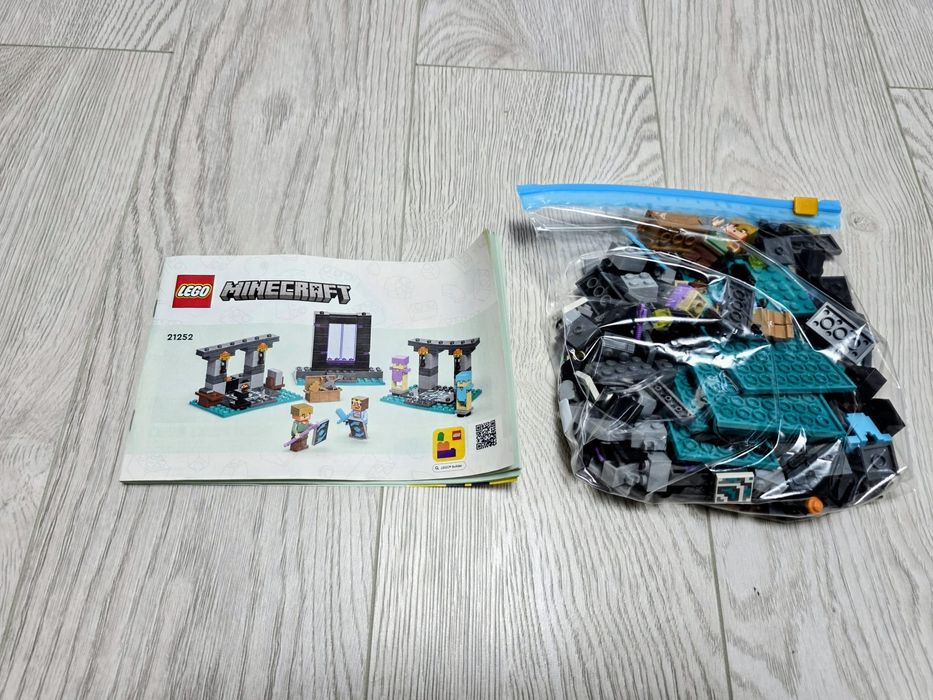 Lego Minecraft 21252 - The Armoury, 203 piese