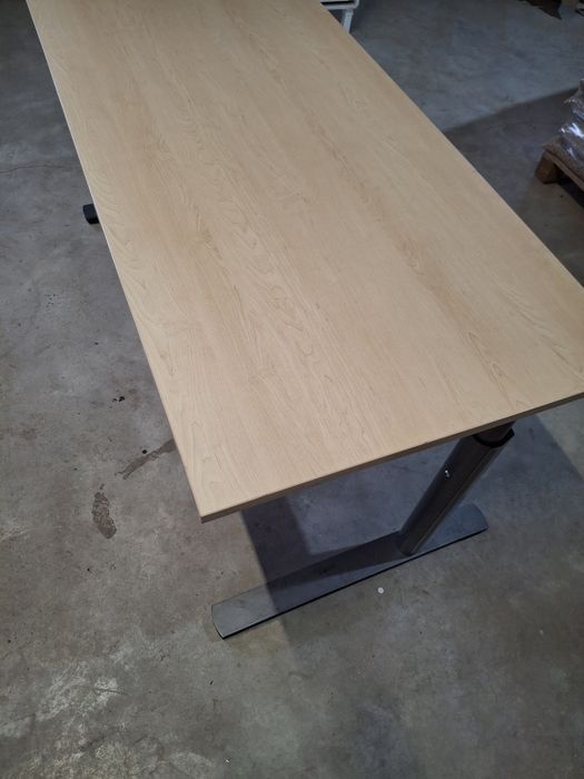 Vând masă de birou cu dulăpior