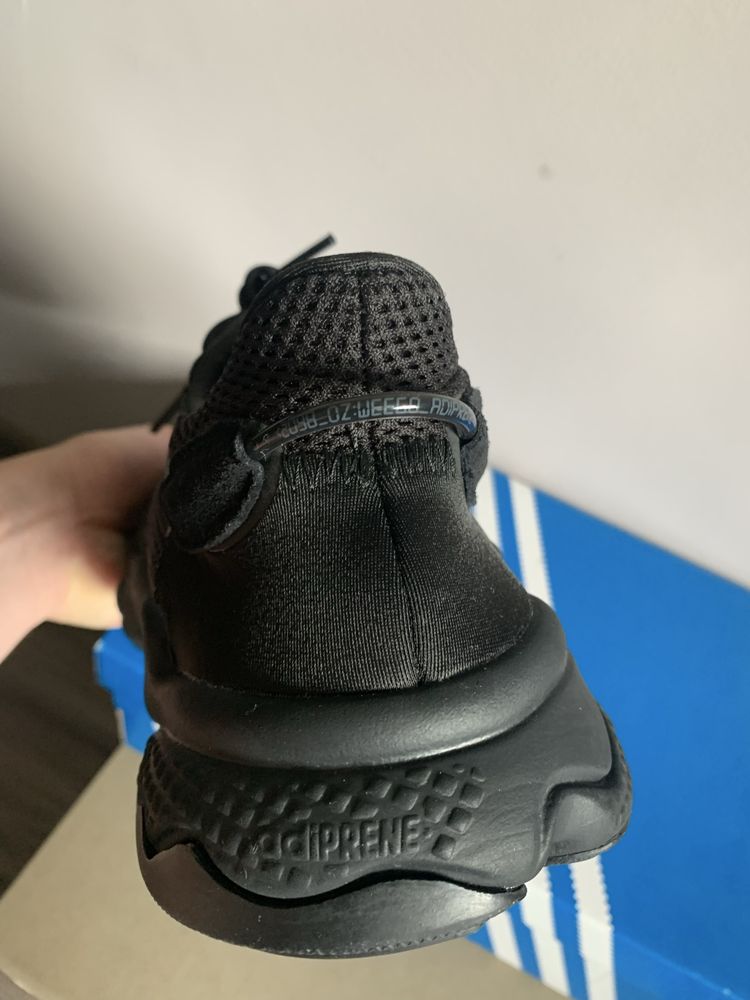 Чисто нови. Adidas OZWEEGO
