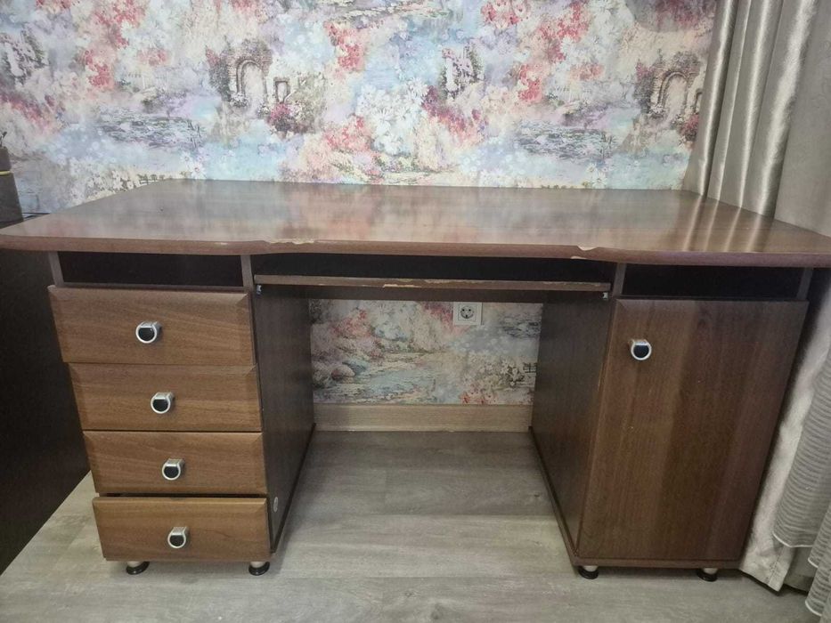 Продам срочно б/у дубовый стол для кабинета / письменный стол