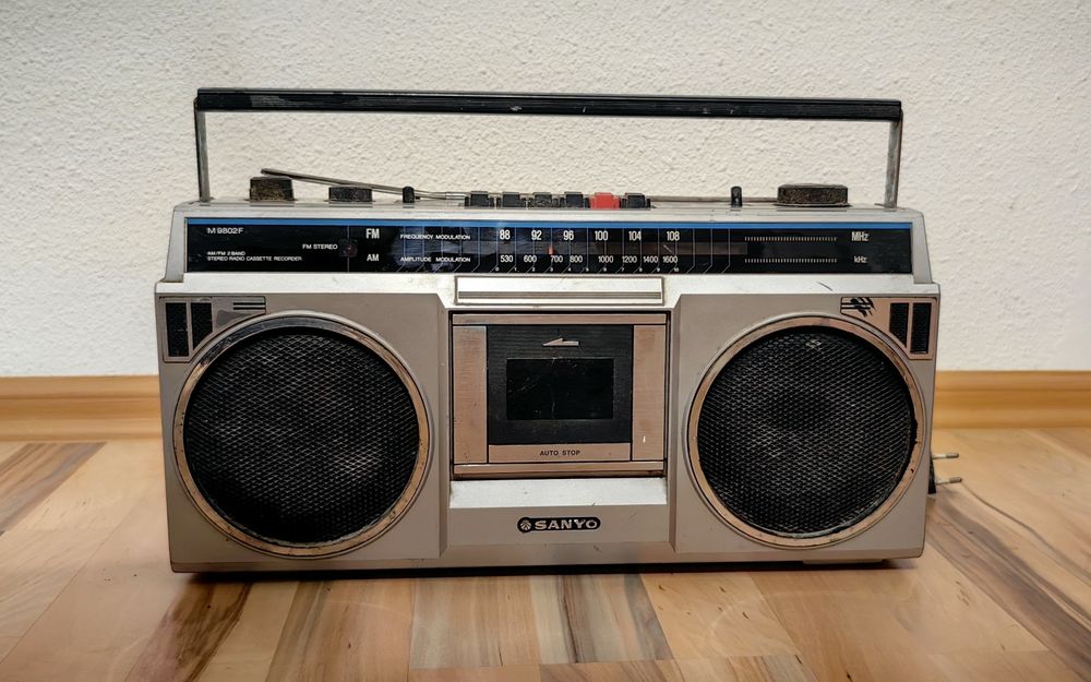Radio casetofon Sanyo boombox M9802F anii 80 retro vintage