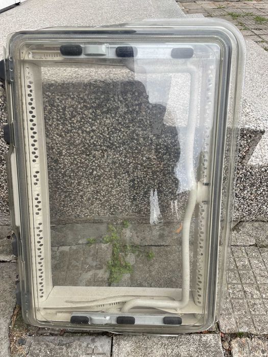 Продавам покривен люк DOMETIC Midi Heki