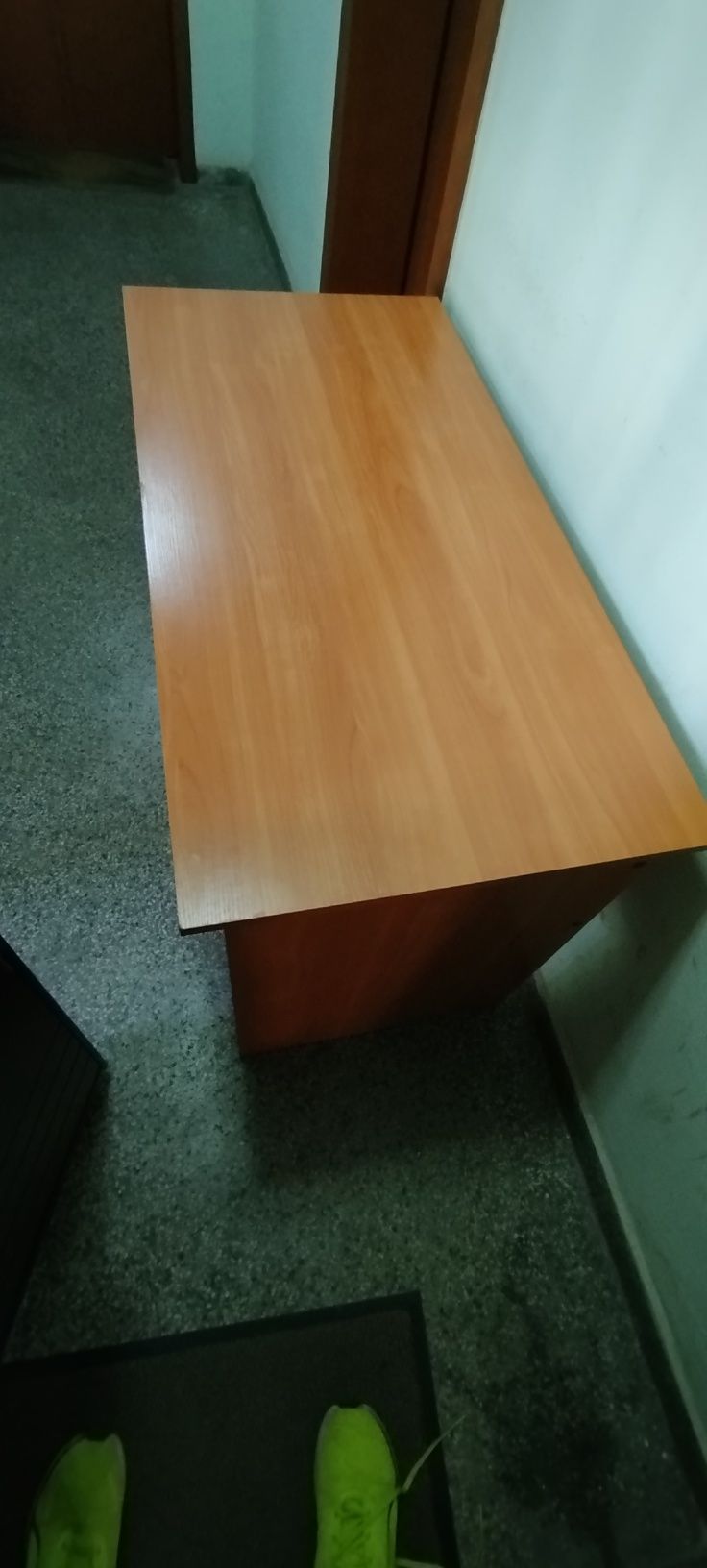 Кафяво дървено бюро
