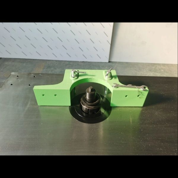 По заявка фреза с ъглова карета за дървена дограма.