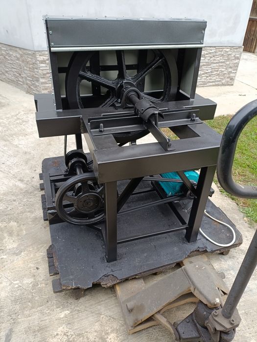 Malaxor și presă de brichetat rumeguș cu cărbune lignit