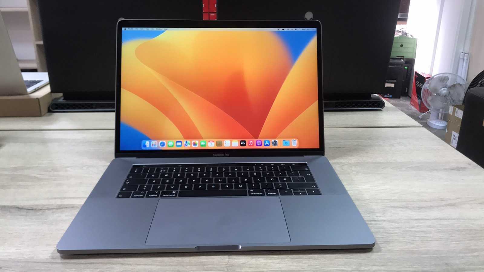 Лаптоп Apple Macbook PRO 15 2019 I7 32GB 1TB SSD с гаранция A1990