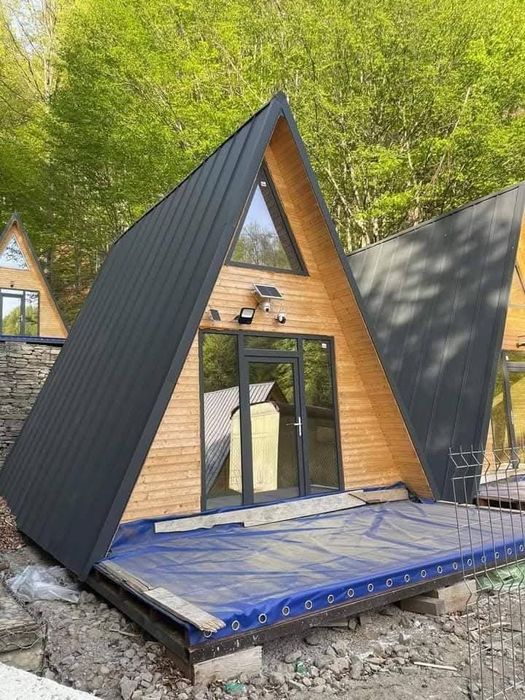 Executam case si cabane A-frame