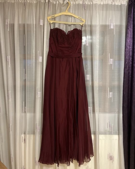 Vând rochie lungă crăpată pe picior