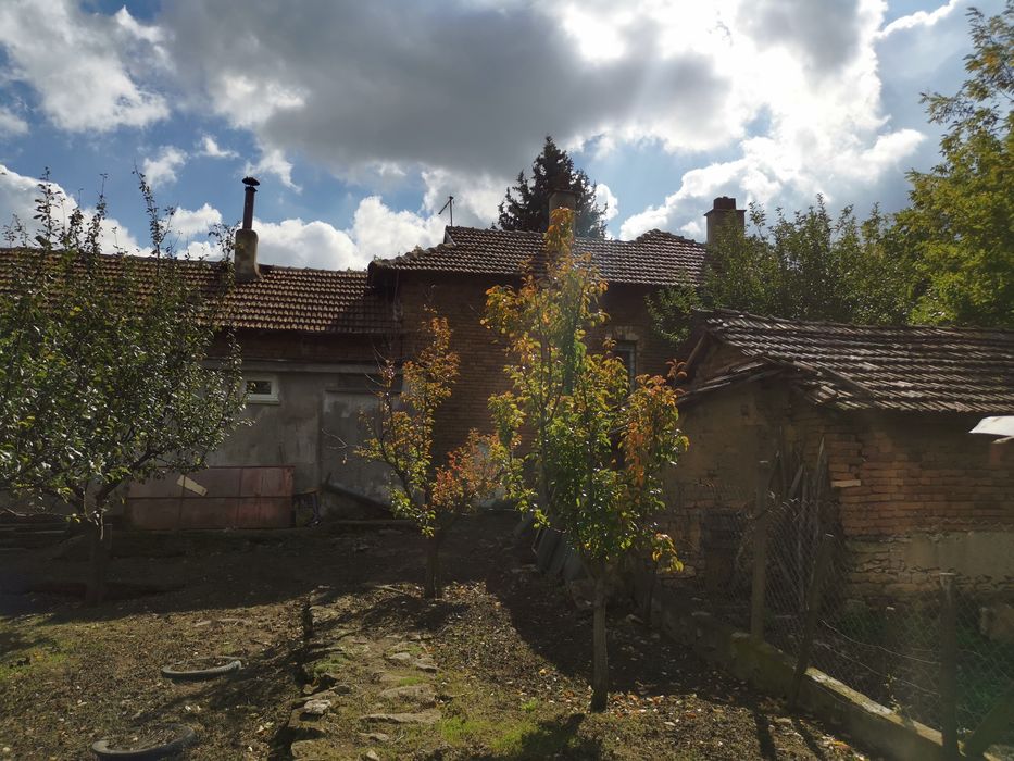 Продавам къща в село Пелишат, Плевенско