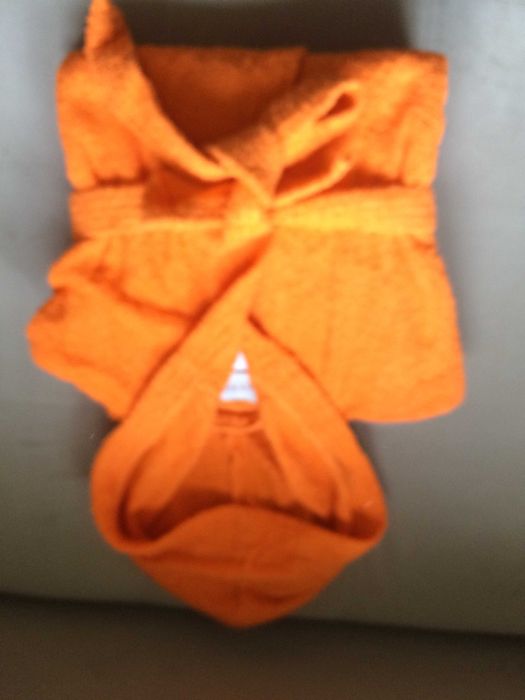 Чисто нов оранжев халат с качулка.