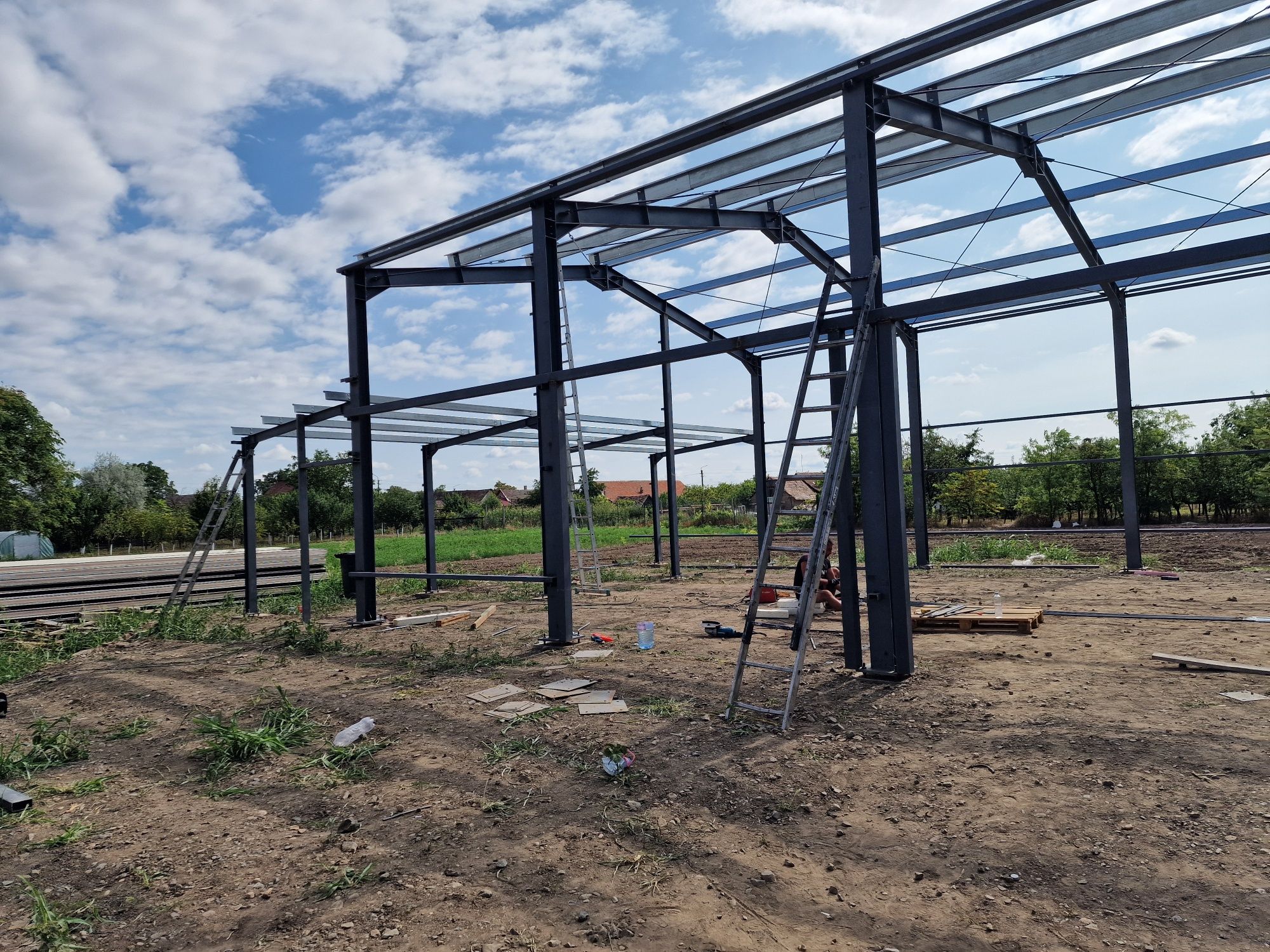 Vand și construiesc o gama larga de hale sau structuri metalice noi ne