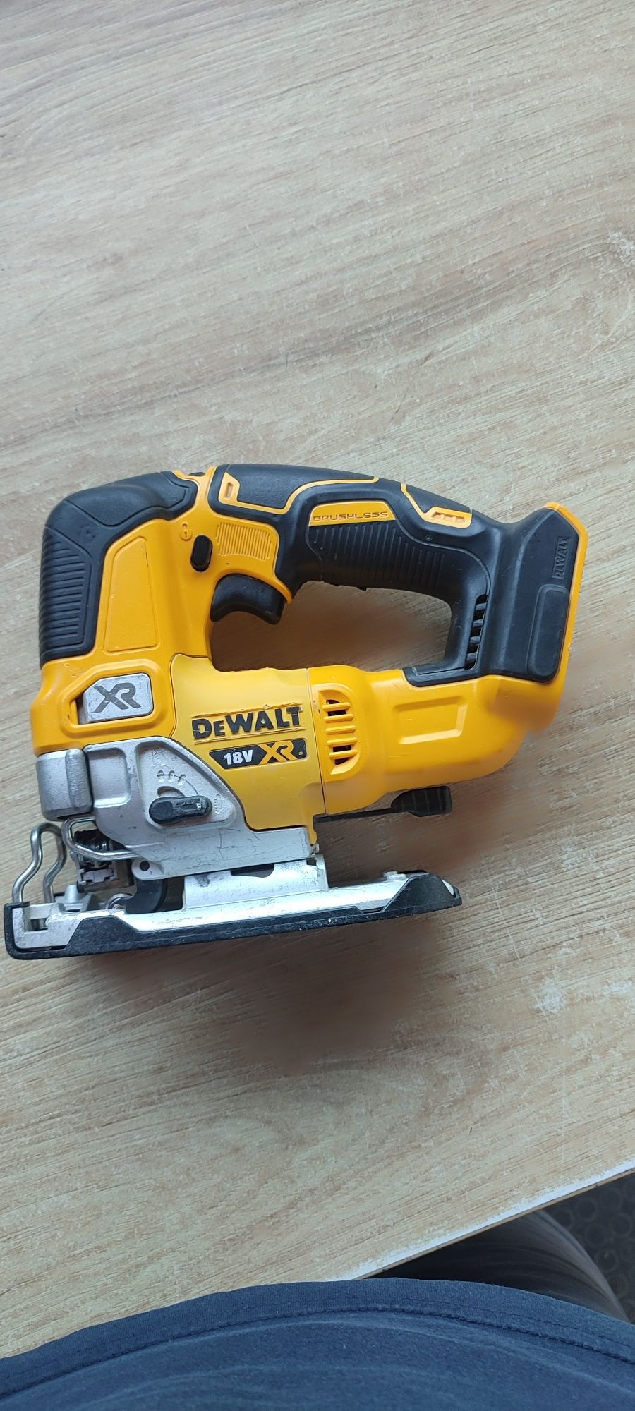 Акумулаторен прободен трион Dewalt DCS334