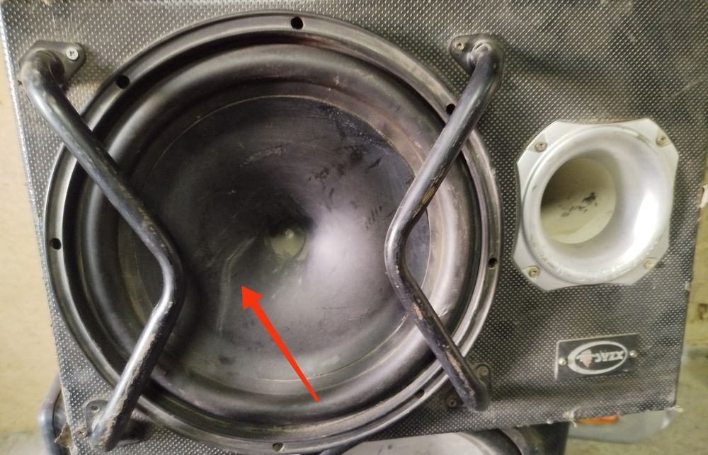 Продам саб сред состояние работает зашитный слои треснут заклеет можно