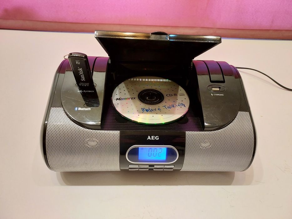 Radio AEG player stereo Cd/MP3/USB/AUX /charger. Stare foarte bună.