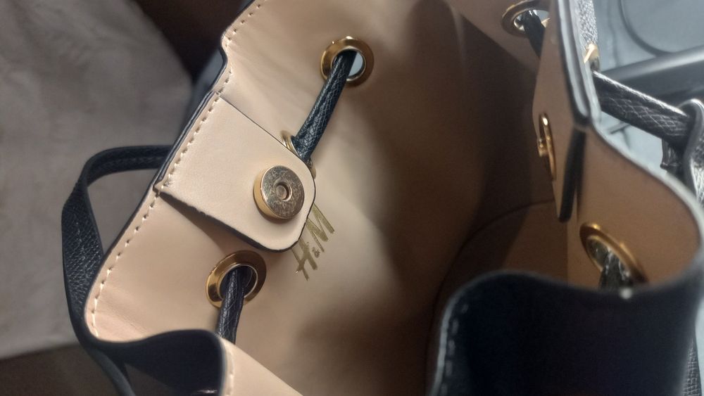 Малка дамска чанта H&M.Черна малка чанта за рамо