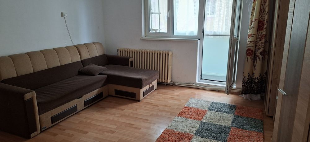Închiriez apartament două camere , etaj 2