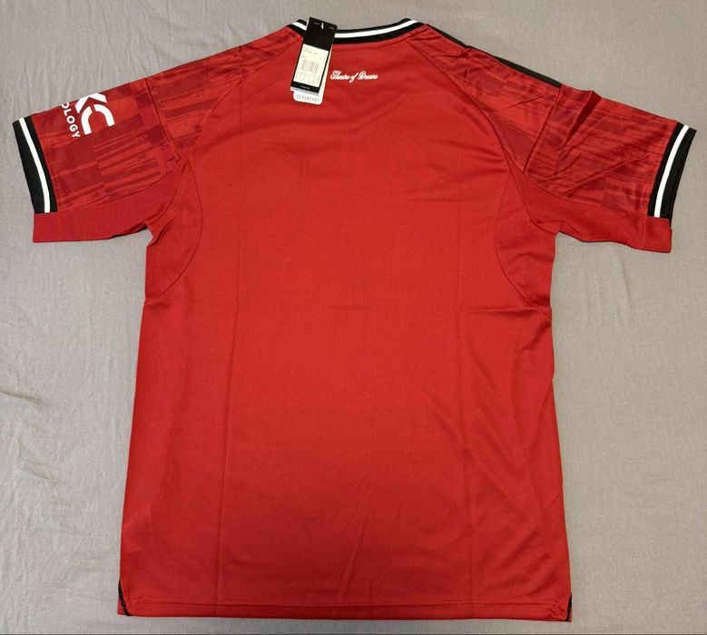 Футболни екипи на Manchester United. Трите от сезон 2025/2026.