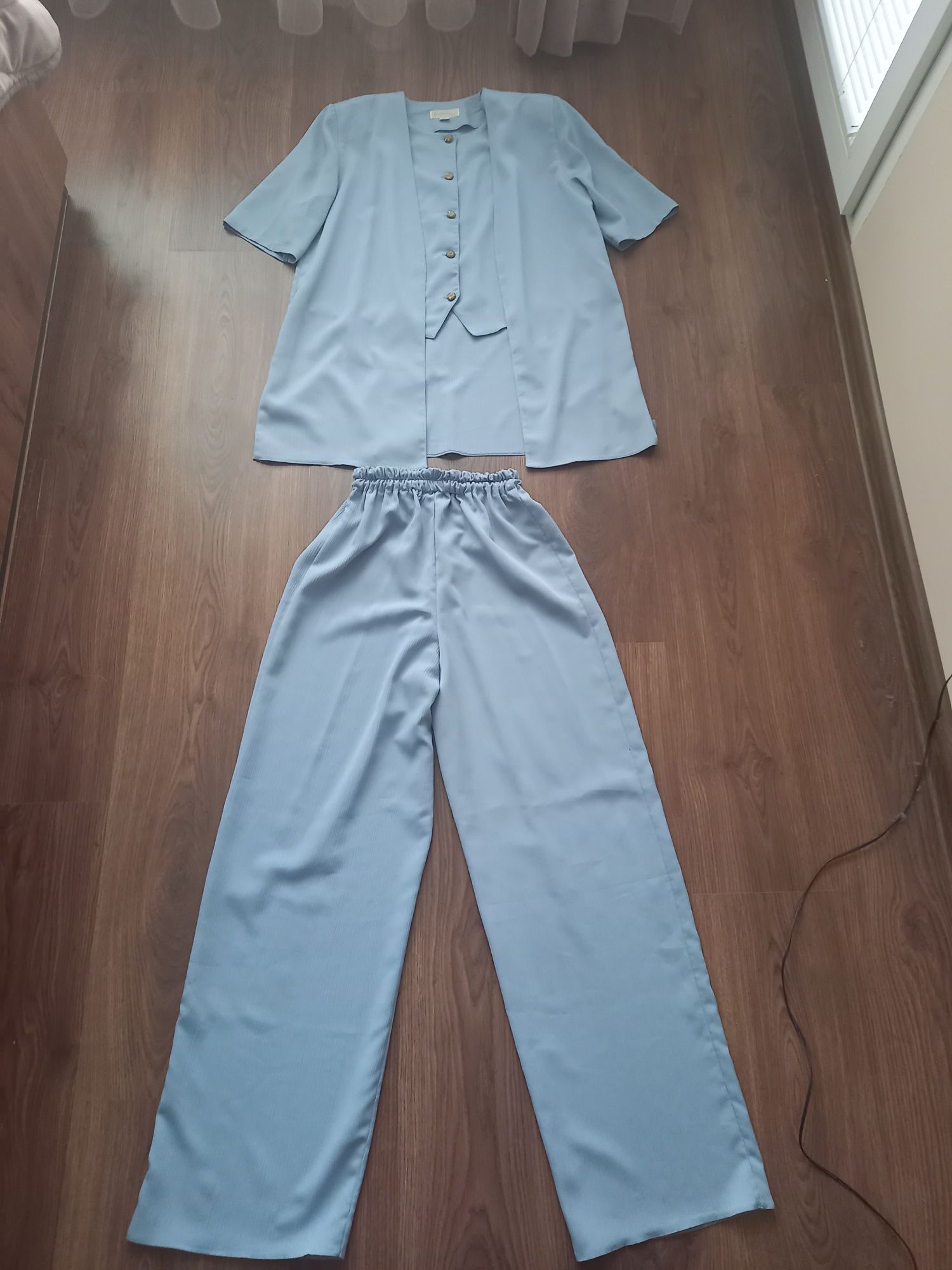 Продавам дамски комплекти