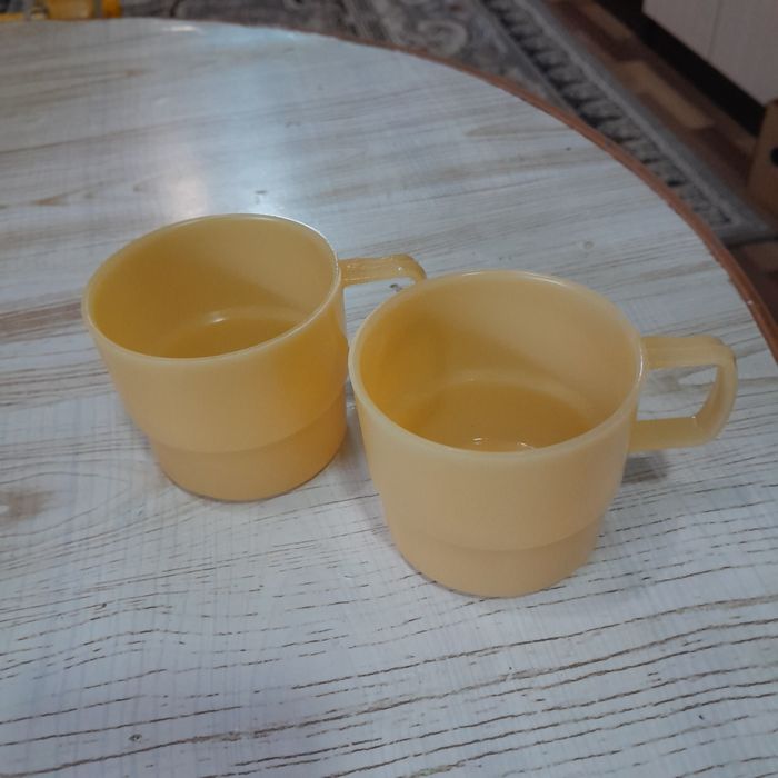 Пластмассовые кружечки.