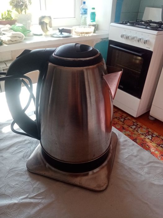 Продаю электро чайники в харошом састаяние