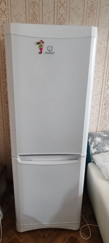 Продается холодильник *Indesit*