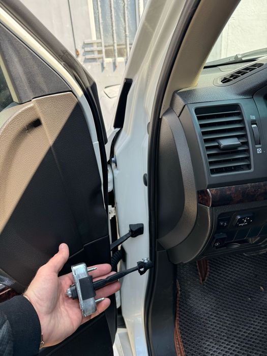 Ограничитель двери Тойота Ленд Крузер 200 лх570