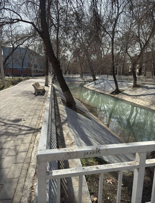 Novza metro 3 xona kvartira sotiladi