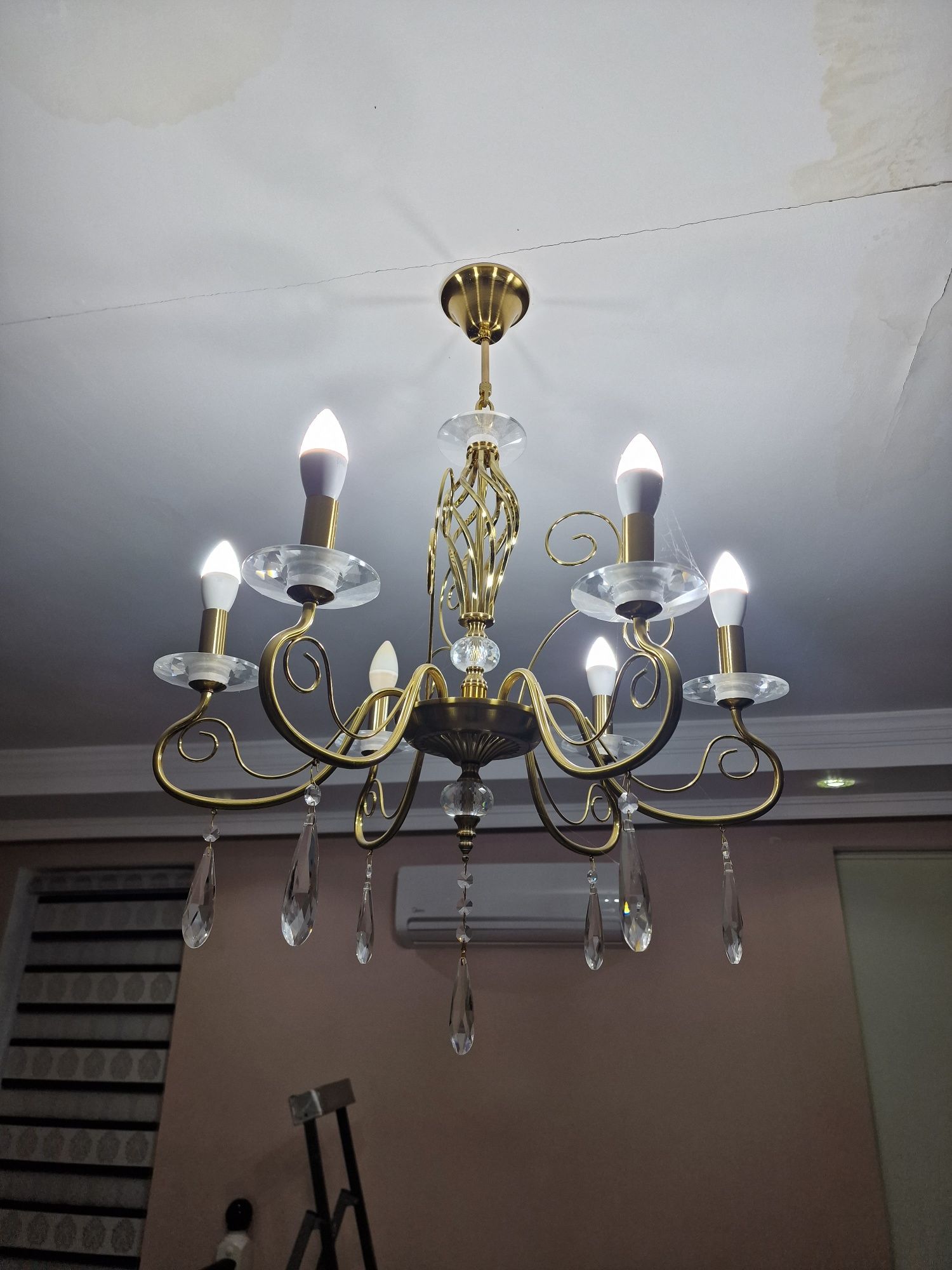 Продам красивую люстру для зала, для холла, для кухни