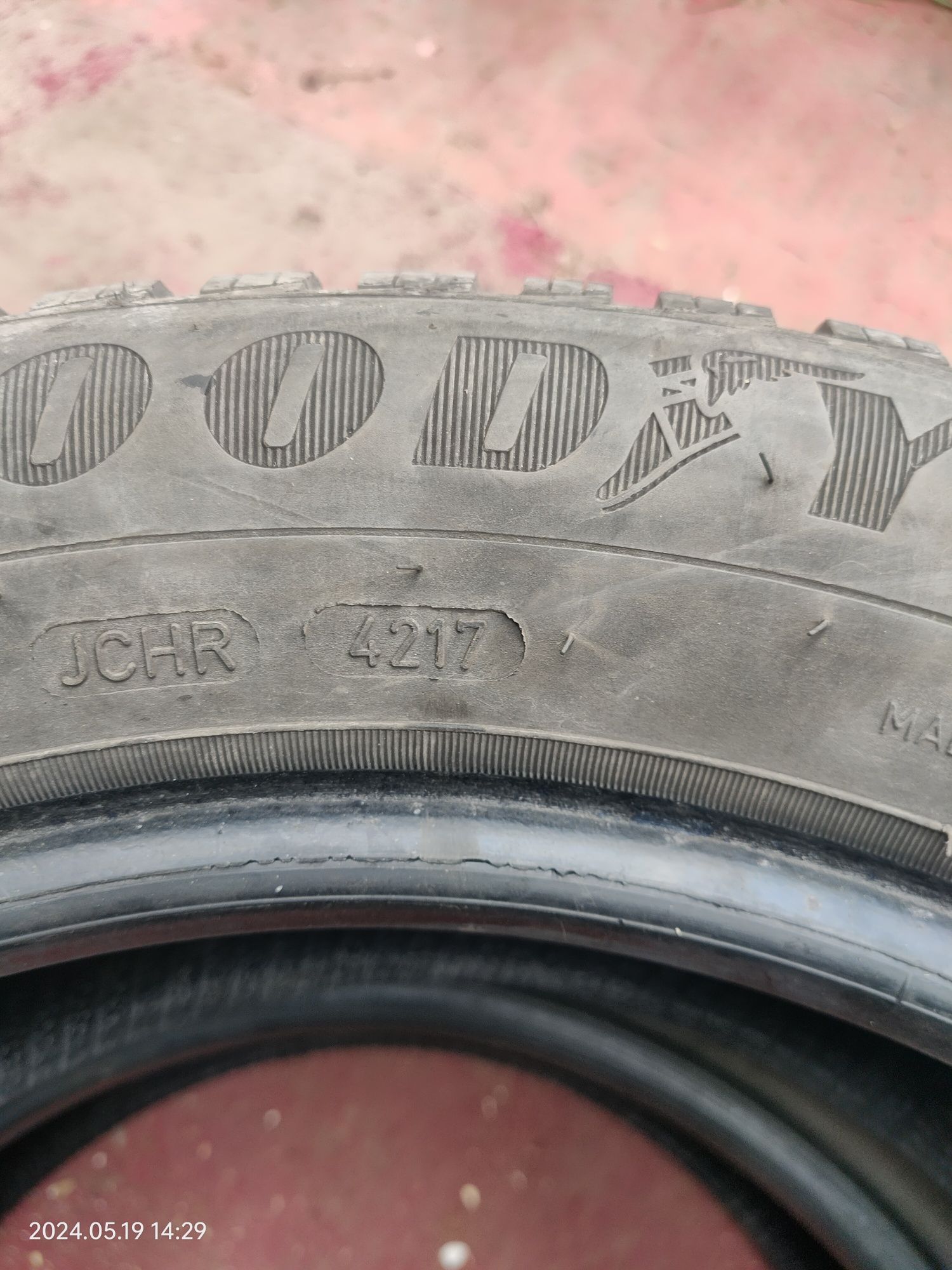 Vând 4 buc. anvelope iarna Goodyear 205/60 R16 stare buna  M+S