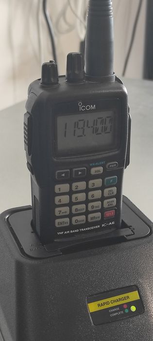 Statie radio portabila de aviatie ICOM A6E