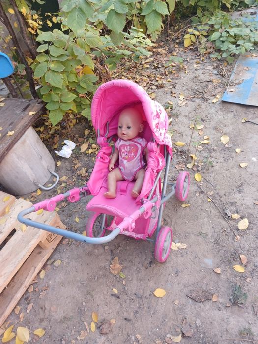 Каляска с куклой и кенетический песок