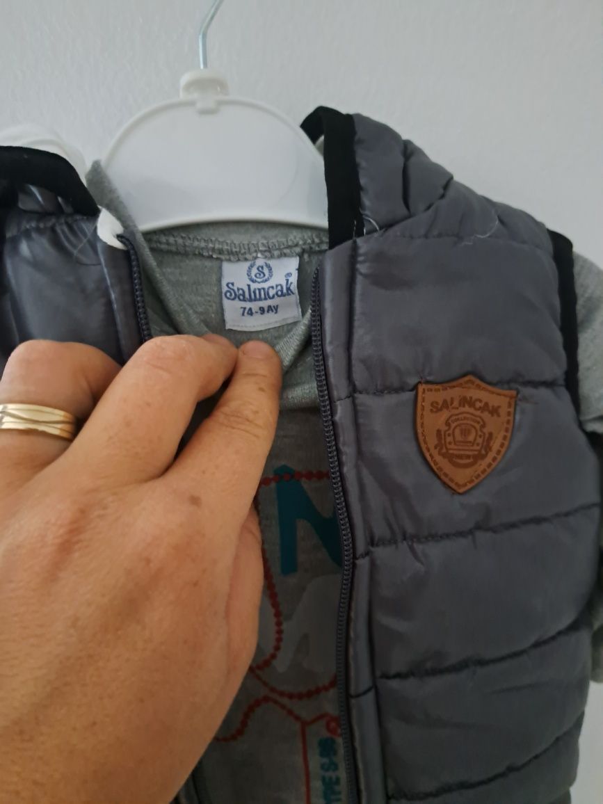 Vând costum băiețel nou