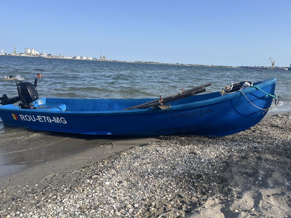 Barca lotca cu motor pescuit