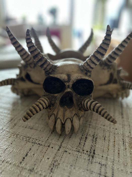 Vând sculptură cu 4 cranii din rășină turnată