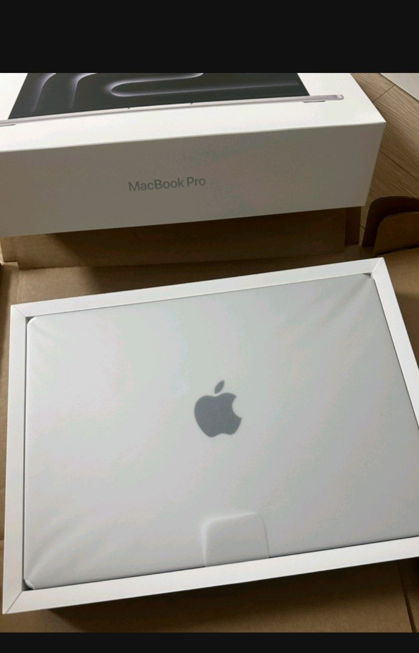 MacBook Pro M4 Silver 14 dyum (16GB/512GB) 2 marta zaryad olgan yangi