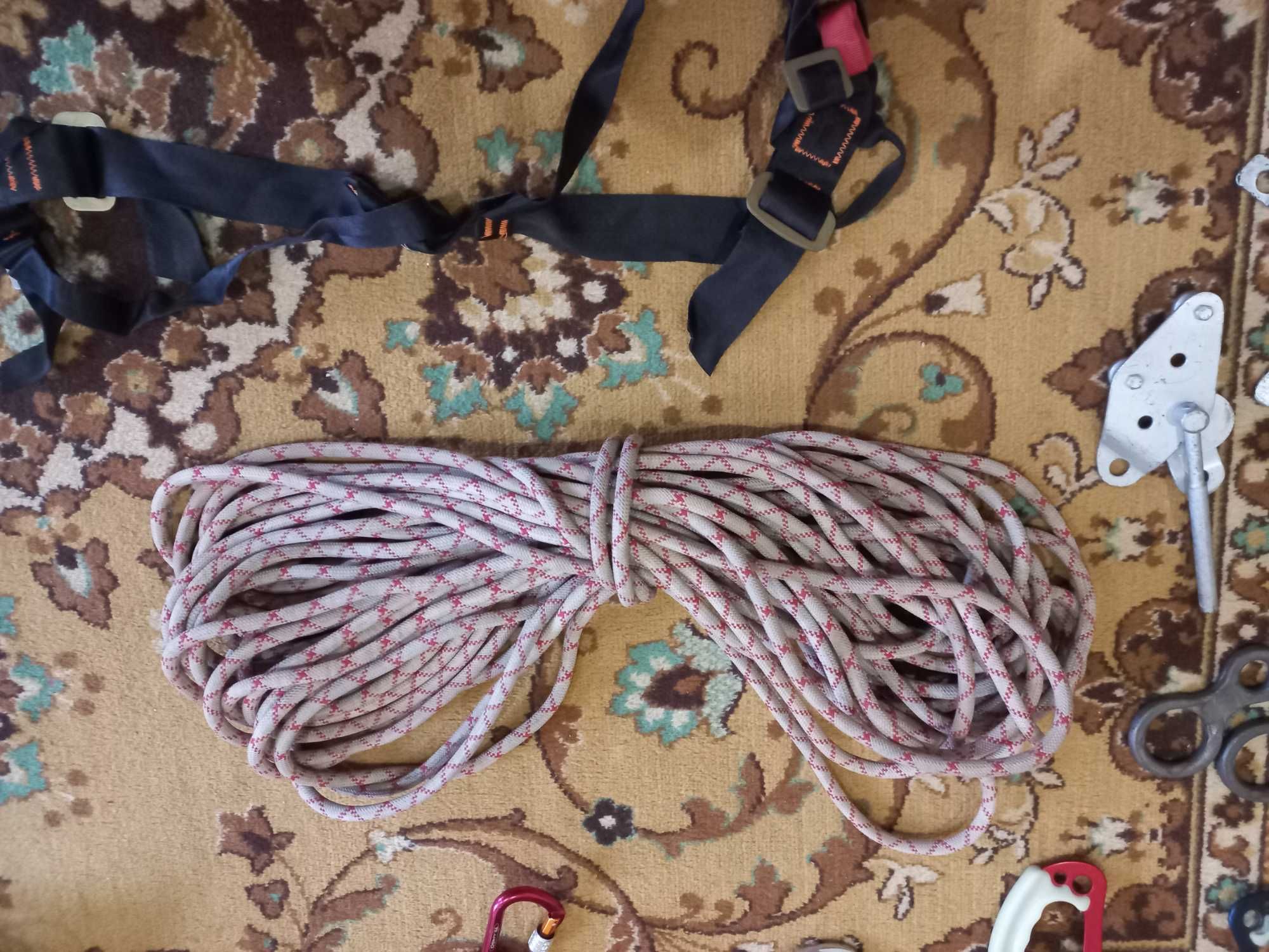 Альпинистское снаряжение.