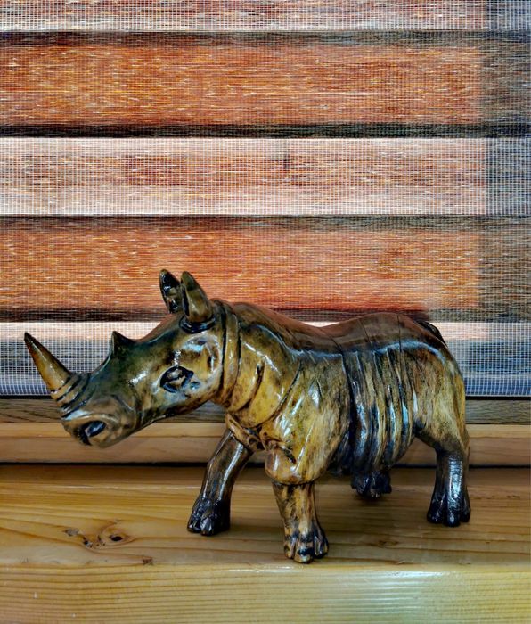 Фигура дървена дърворезба носорог скулптура от дърво ръчнно издялана