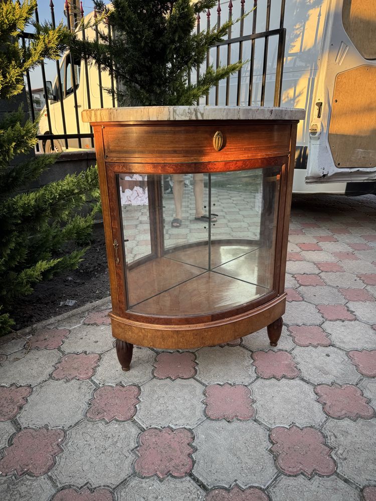Vitrină de colt din lemn cu blat de marmură – stil clasic