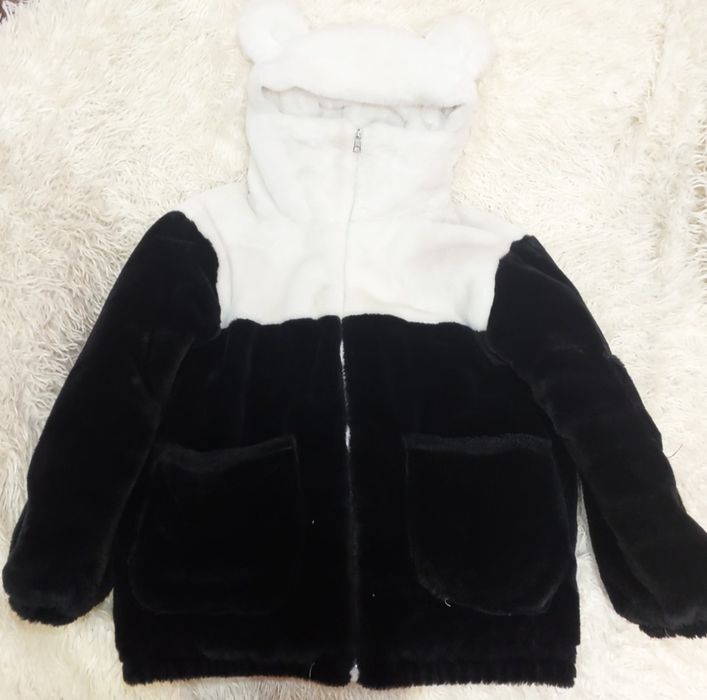 Двухцветная шуба из искусственного меха с капюшоном и ушками

"Двухцве