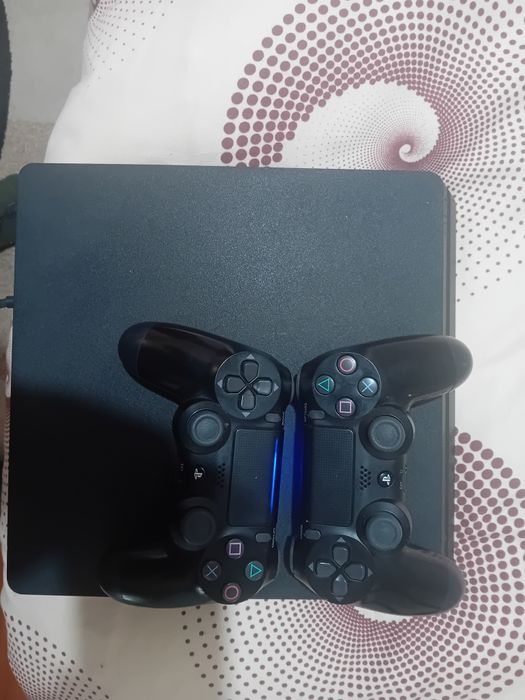 Playstation 4  cu doua joystick-uri