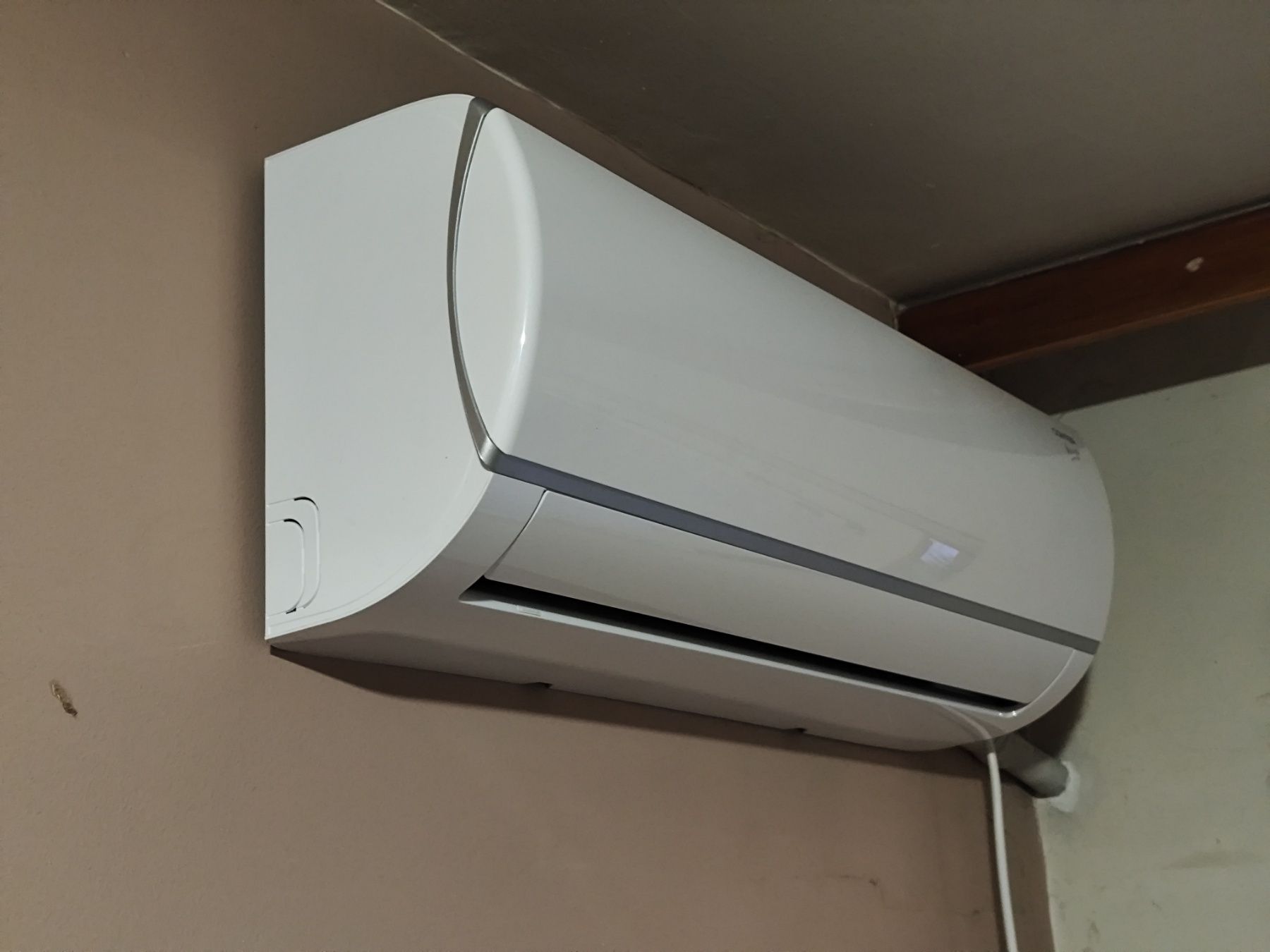 Инверторен климатик CONTER Breeze by Midea 12000 btu WiFi