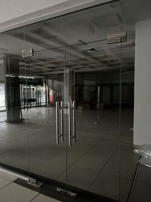 Стеклянные двери перегородки витрины для магазинов и бизнес центров