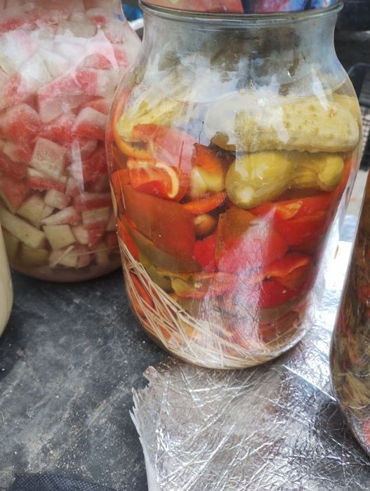 Borcane cu dulceață și muraturi