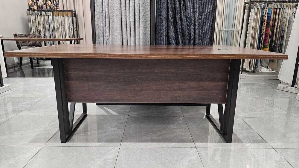 Стол из ЛДСП прочный в идеальном состоянии