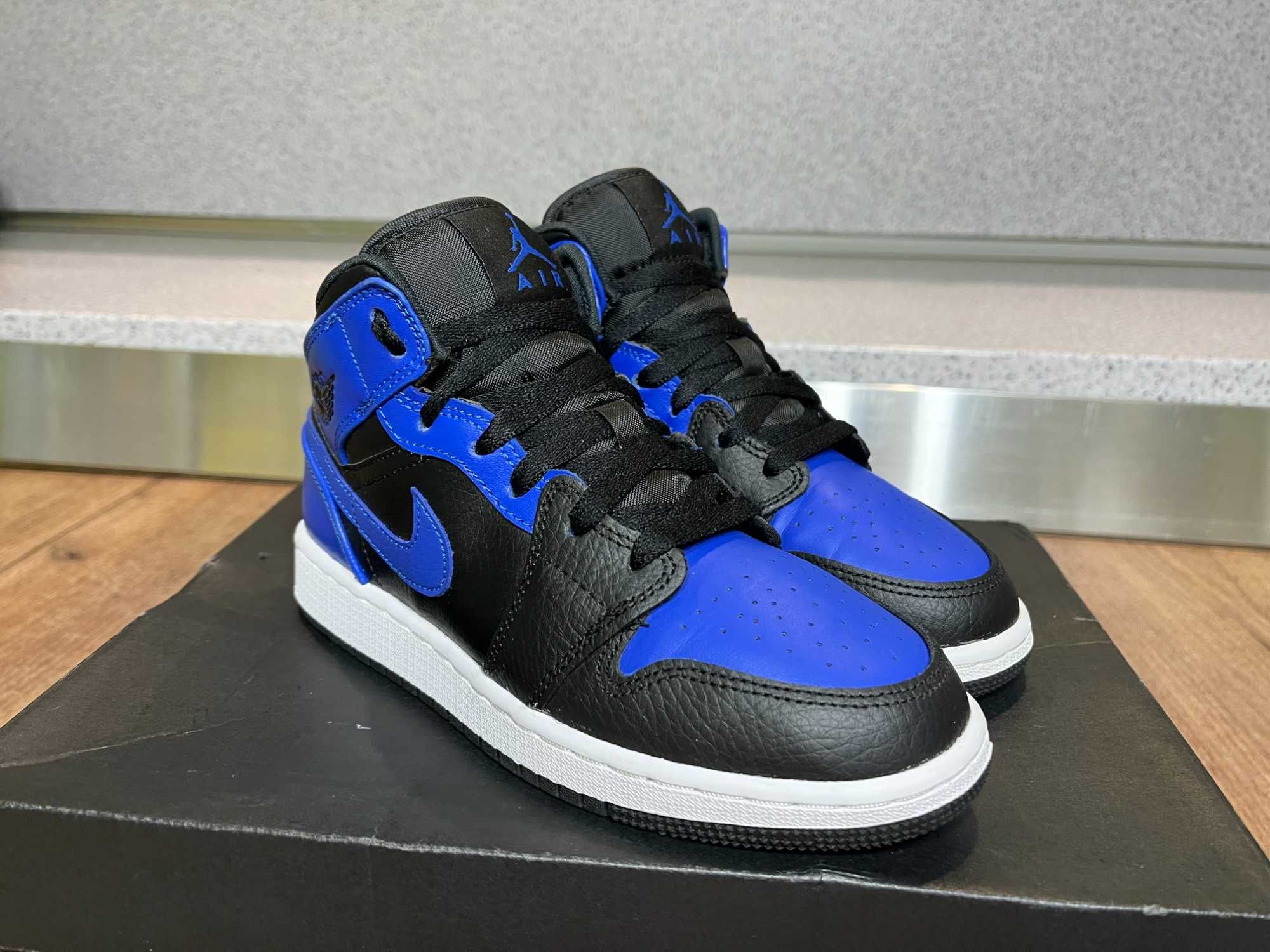 ОРИГИНАЛНИ *** Nike Jordan 1 Mid / Hyper Royal